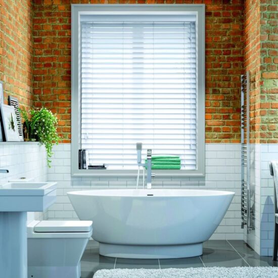 Алюминиевые горизонтальные жалюзи для ванной комнаты на окна