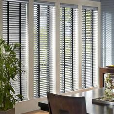 Алюминиевые горизонтальные жалюзи на большое окно цена. Купить в «Мастерская Жалюзи»