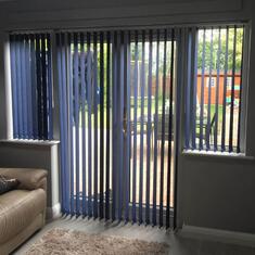 Тканевые вертикальные жалюзи на балконную дверь цена. Купить в «Мастерская Жалюзи»